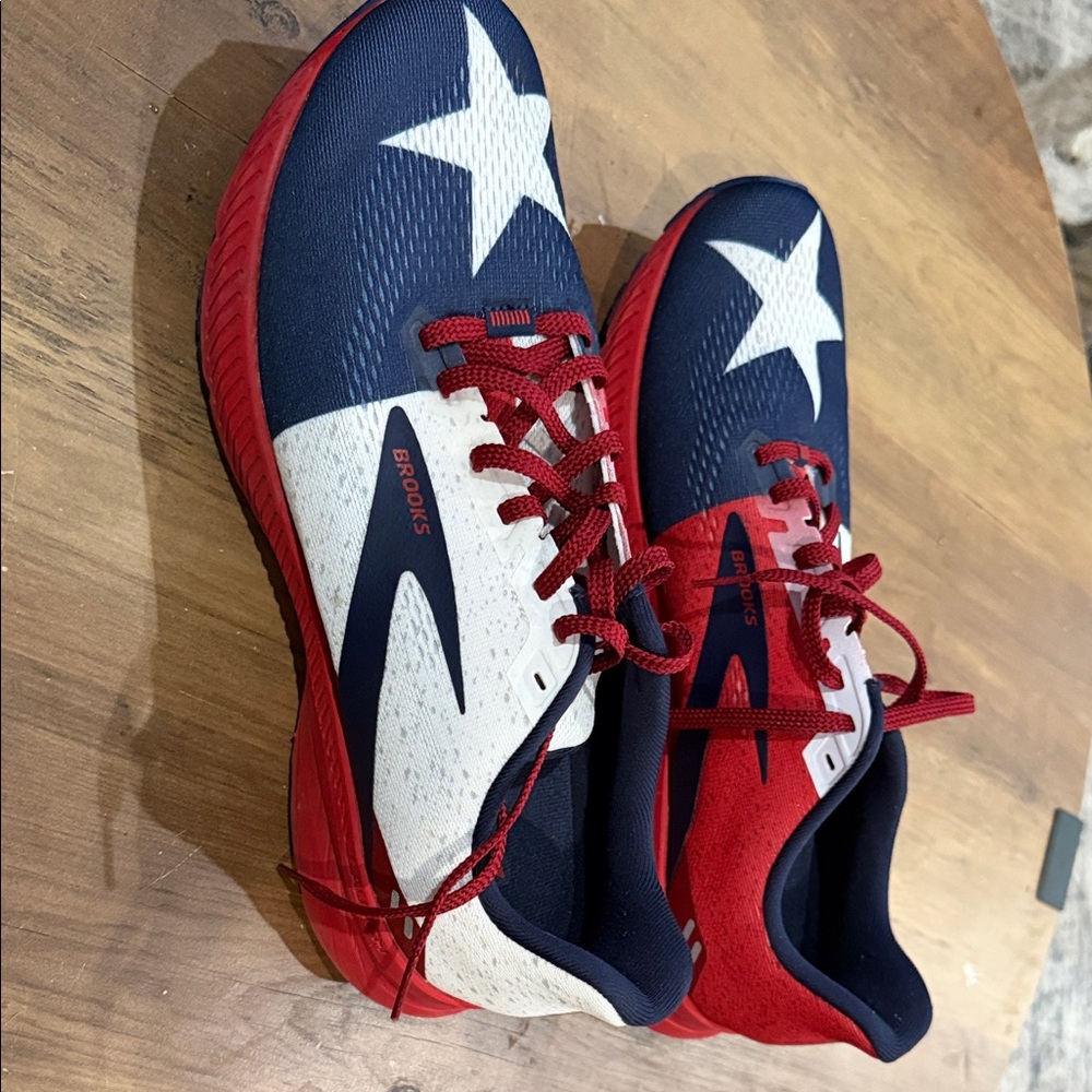 Brooks Launch Texas Flag Pattern Red White Blue S… - image 2